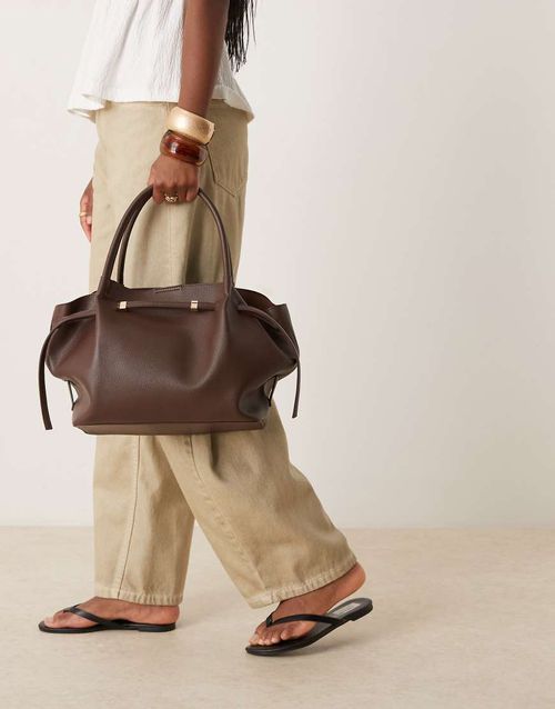 Slouchy belted tote bag in chocolate-Brown