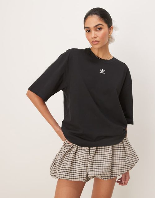 Essentials boyfriend T-shirt in black-White