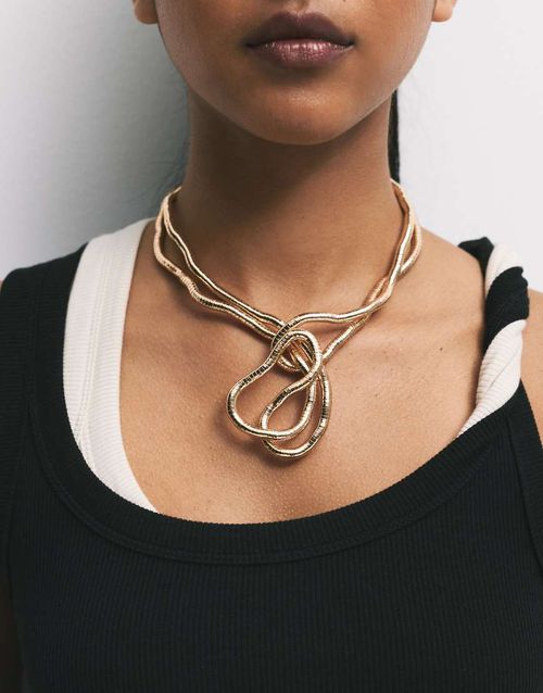 Metallic necklace in gold