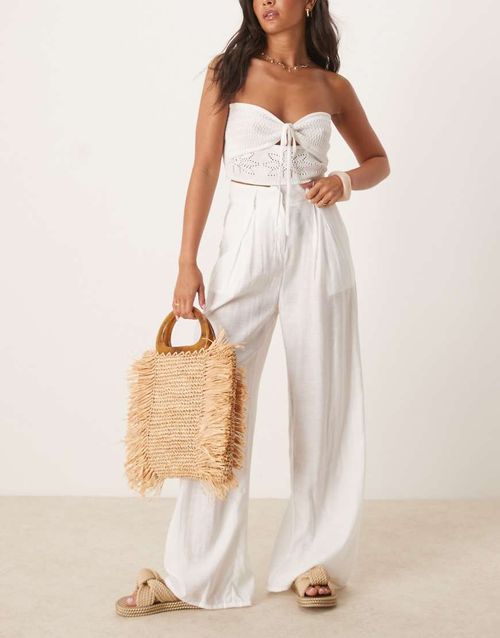 Wide leg trousers in white