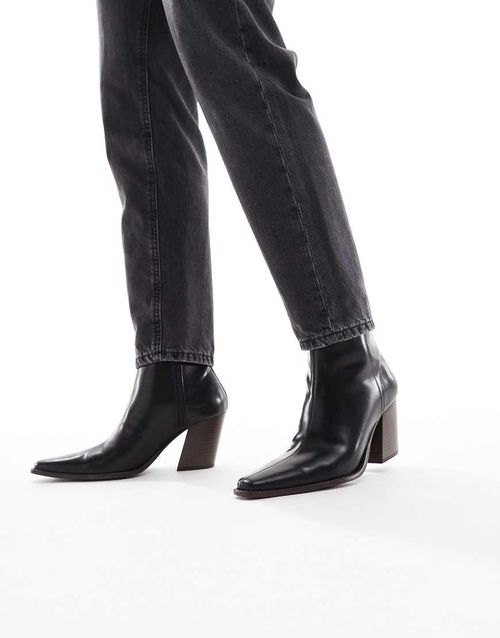 Heeled chelsea boot in black leather with natural sole