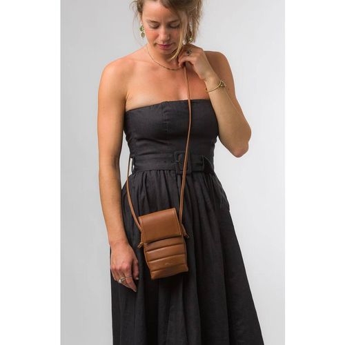 Pure Luxuries London Women's 'Lilian' Nappa Leather Cross Body Phone Bag in Tan