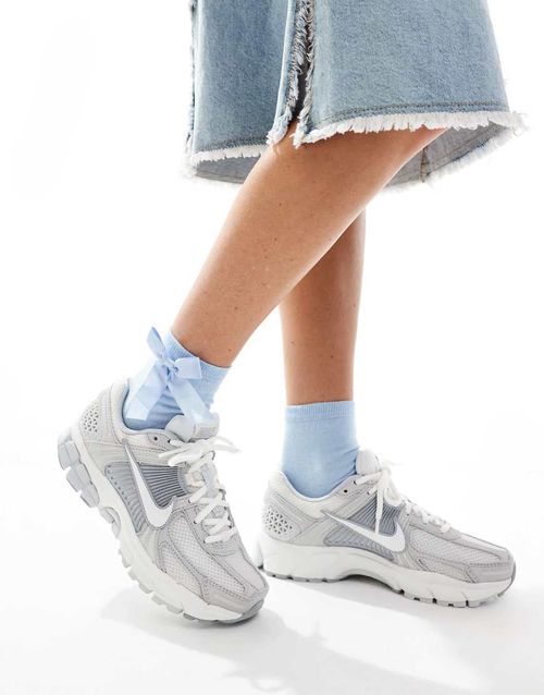 Zoom Vomero 5 sneakers in light gray and white