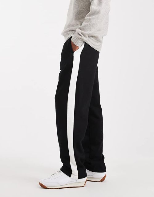 Loose fit sweat pants in black with side stripe
