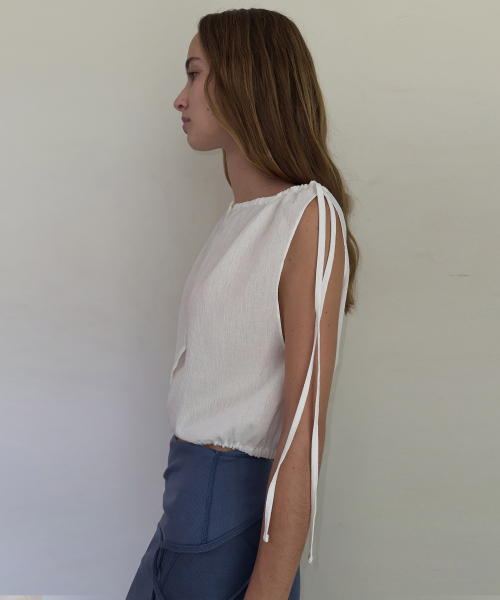 STRING SLEEVELESS BLOUSE
