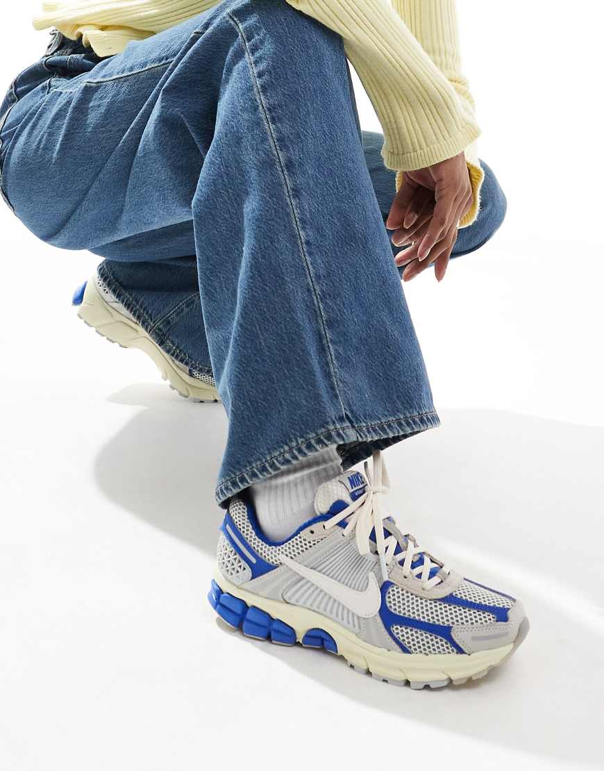 Nike Zoom Vomero 5 sneakers in off white and blue-Neutral