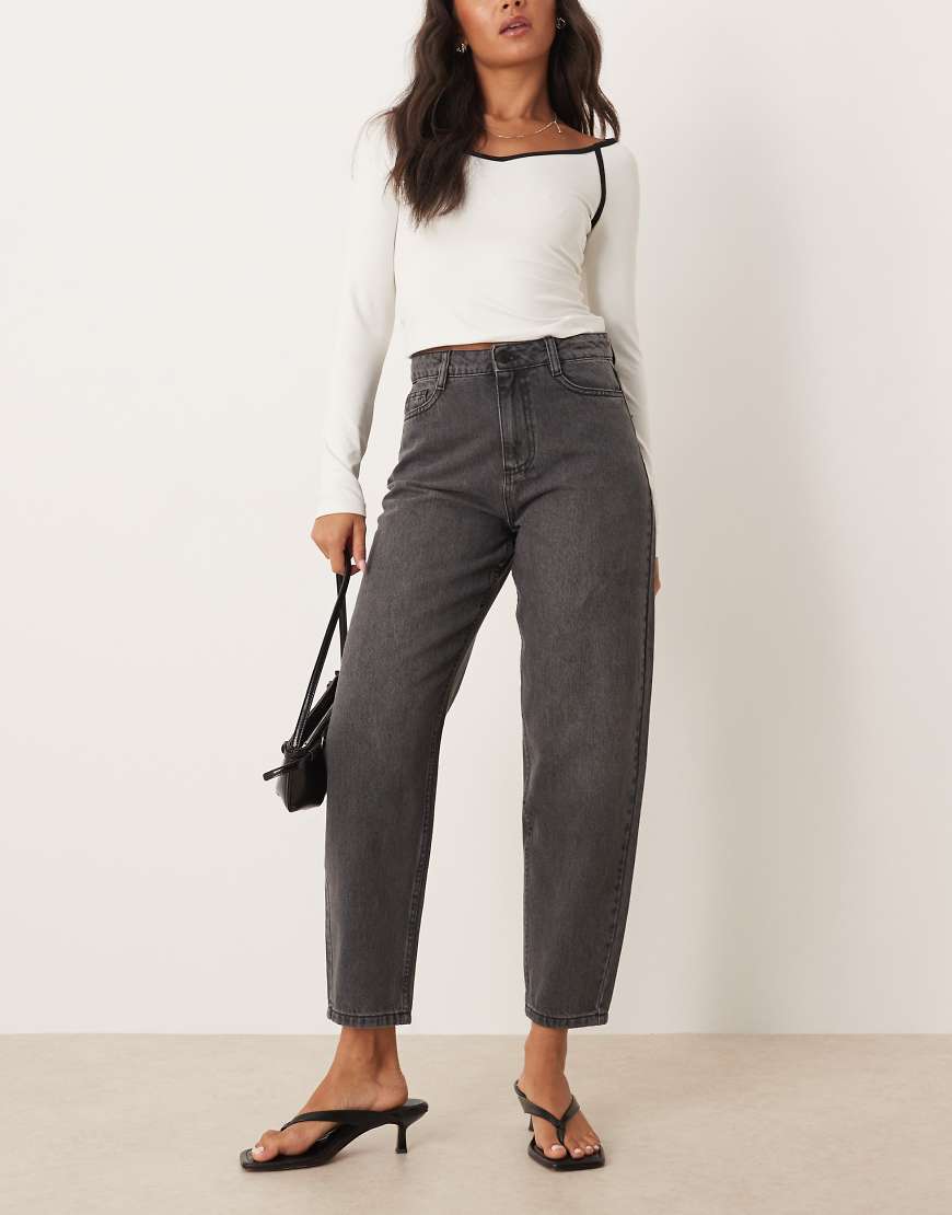 Barrel leg jeans in washed black