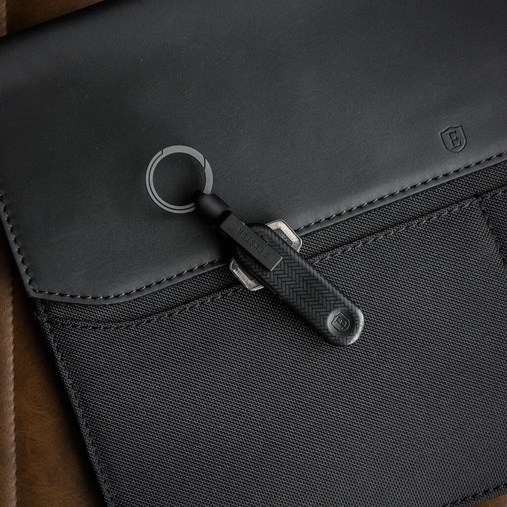 Smart Key Holder - Compact Key Organiser & Slim Keychain for 2-8 Keys by Ekster