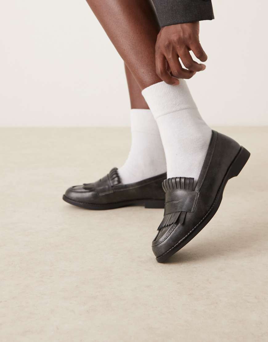Fringed loafers in black