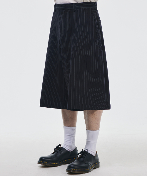 No-Tuck Wide Bermuda Slacks