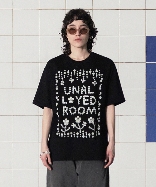 Button Logo T-Shirt / Black