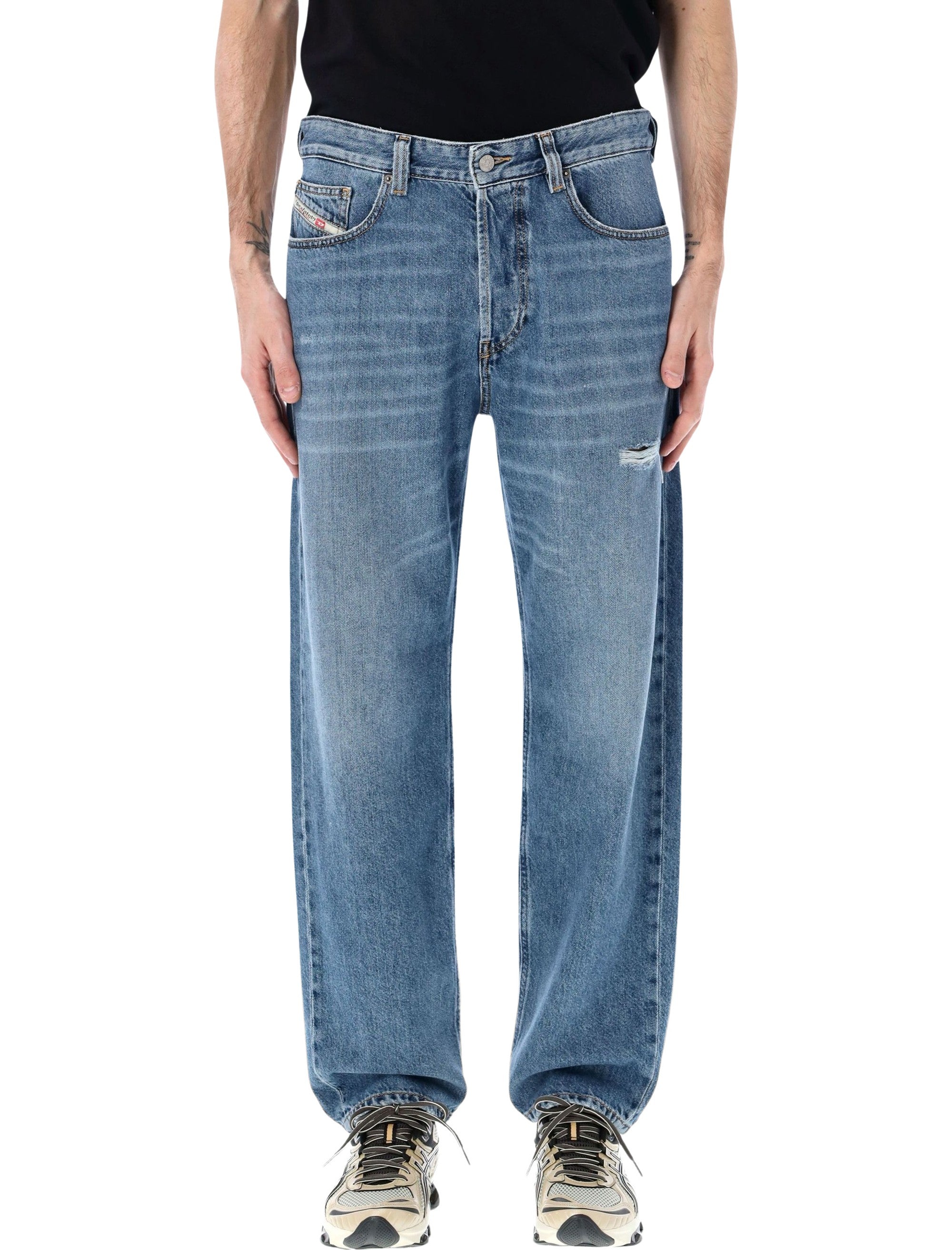 Relaxed Fit Denim Jeans with Modern Aesthetic - Size 32