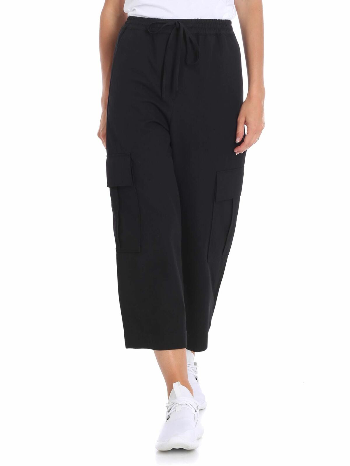 Black crop trousers with pockets