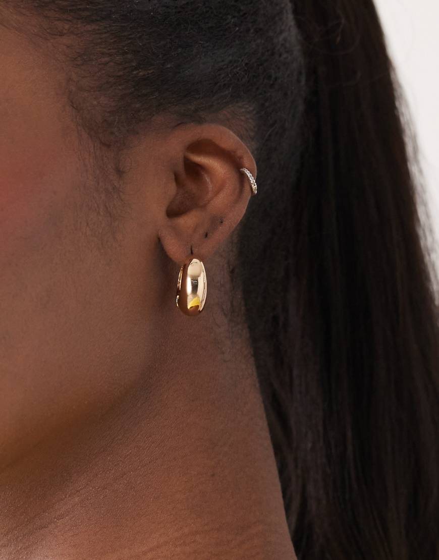 Chunky teardrop hoop earrings in gold