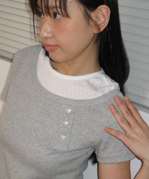 ASYMMETRIC HEART BUTTON LAYERED T SHIRT GREY