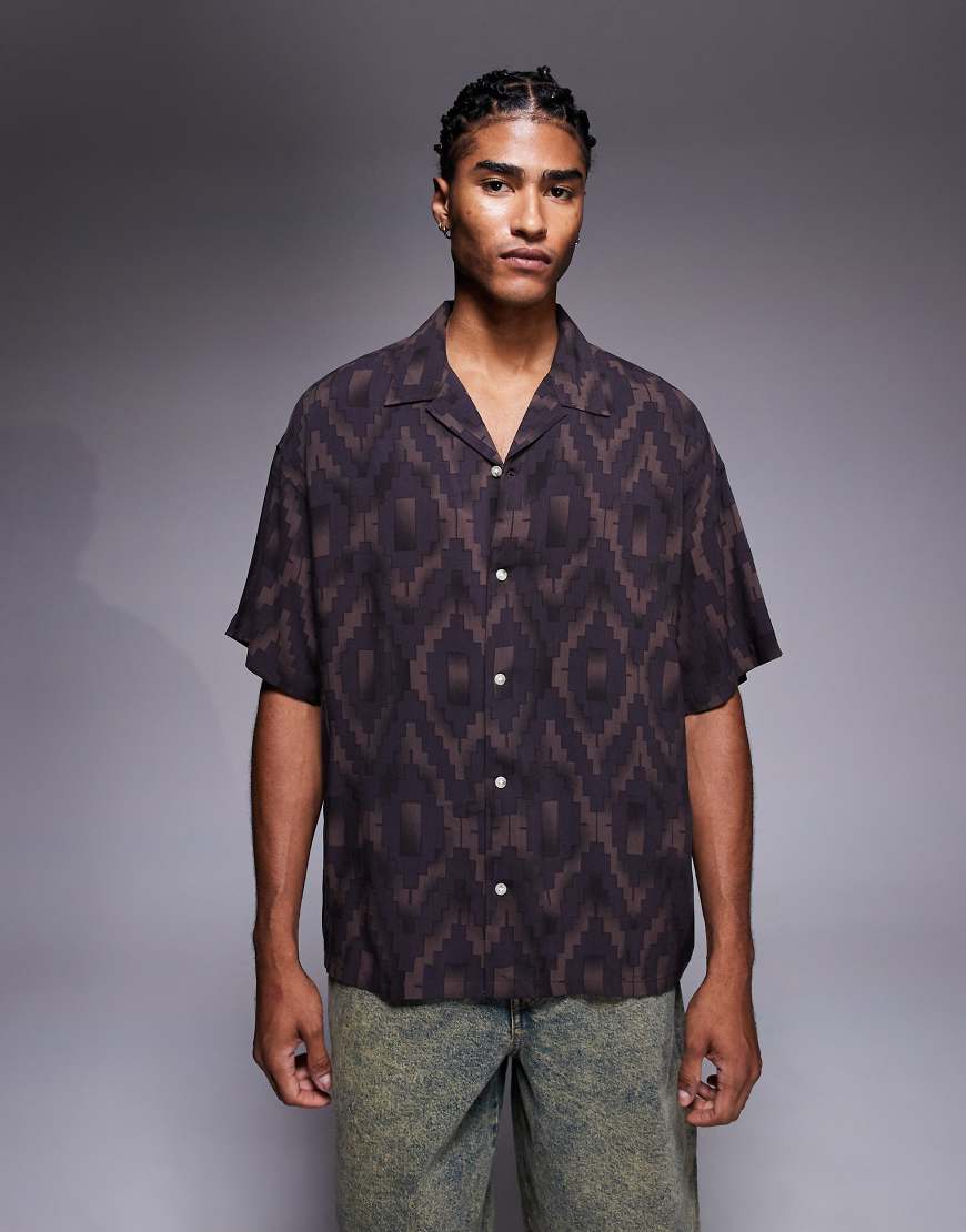 Oversized shirt in geometric print in brown