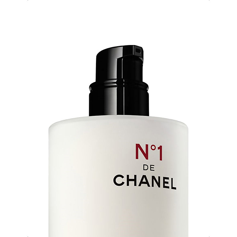 <Strong>N°1 De Revitalizing Essence Lotion</Strong> Plumps