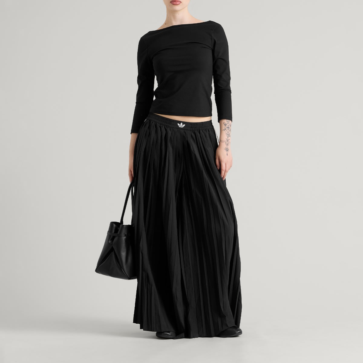 Women's Pleated Wide Leg Track Pants in Black