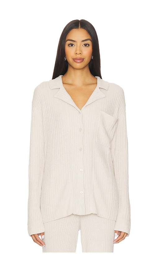 Barefoot Dreams CozyChic Ultra Lite Lurex Rib Button Front Shirt in Tan. Größe XS. Also in S, M