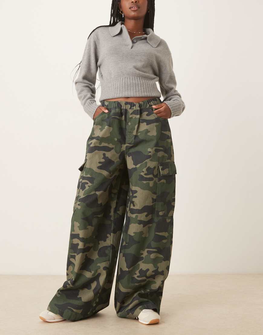 Jogger style cargo pant in camouflage print-Green