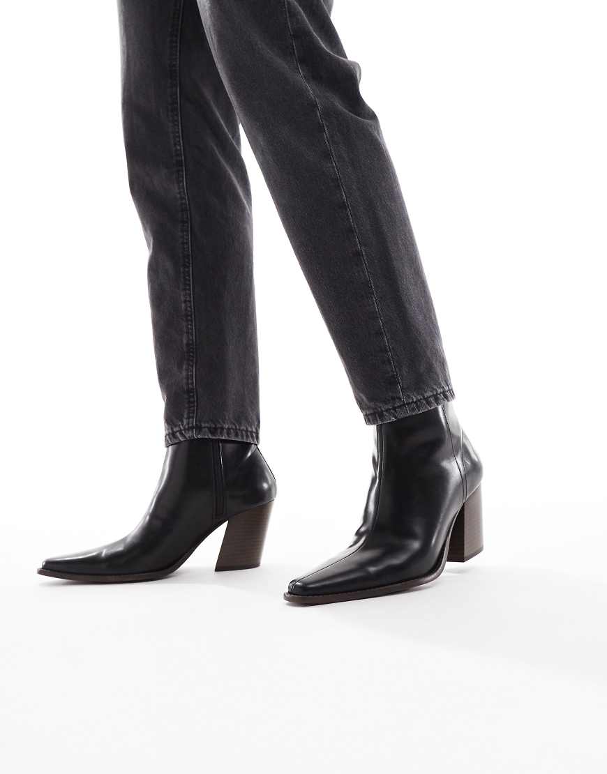 Heeled chelsea boot in black leather with natural sole