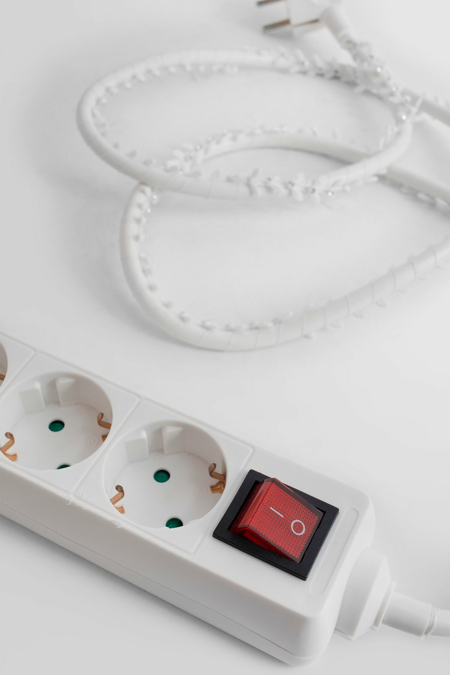 UNISEX WHITE OBJECTS