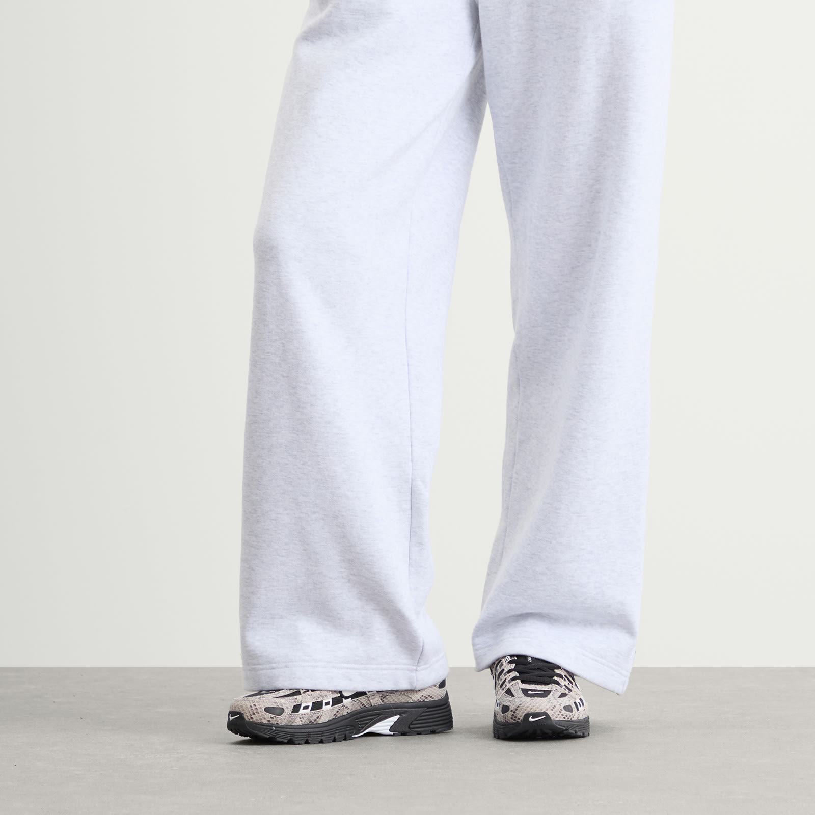 Women's P-6000 Se Sneaker in Summit White/Black-White