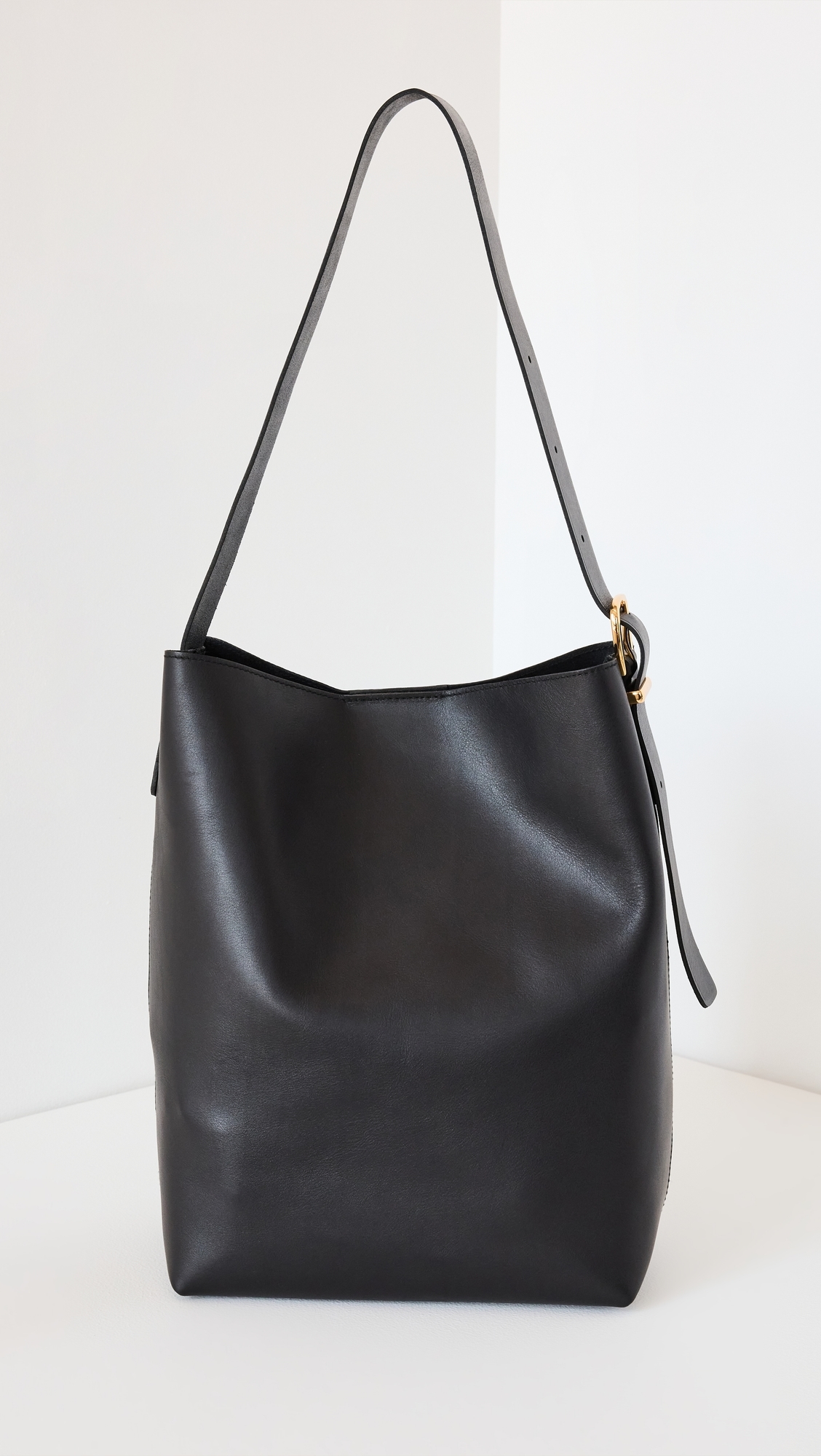 The Essential Bucket Tote in Leather True Black One Size