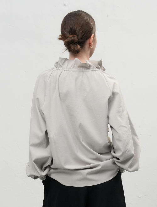 Loose-fit frill collar blouse / WBE3L03504