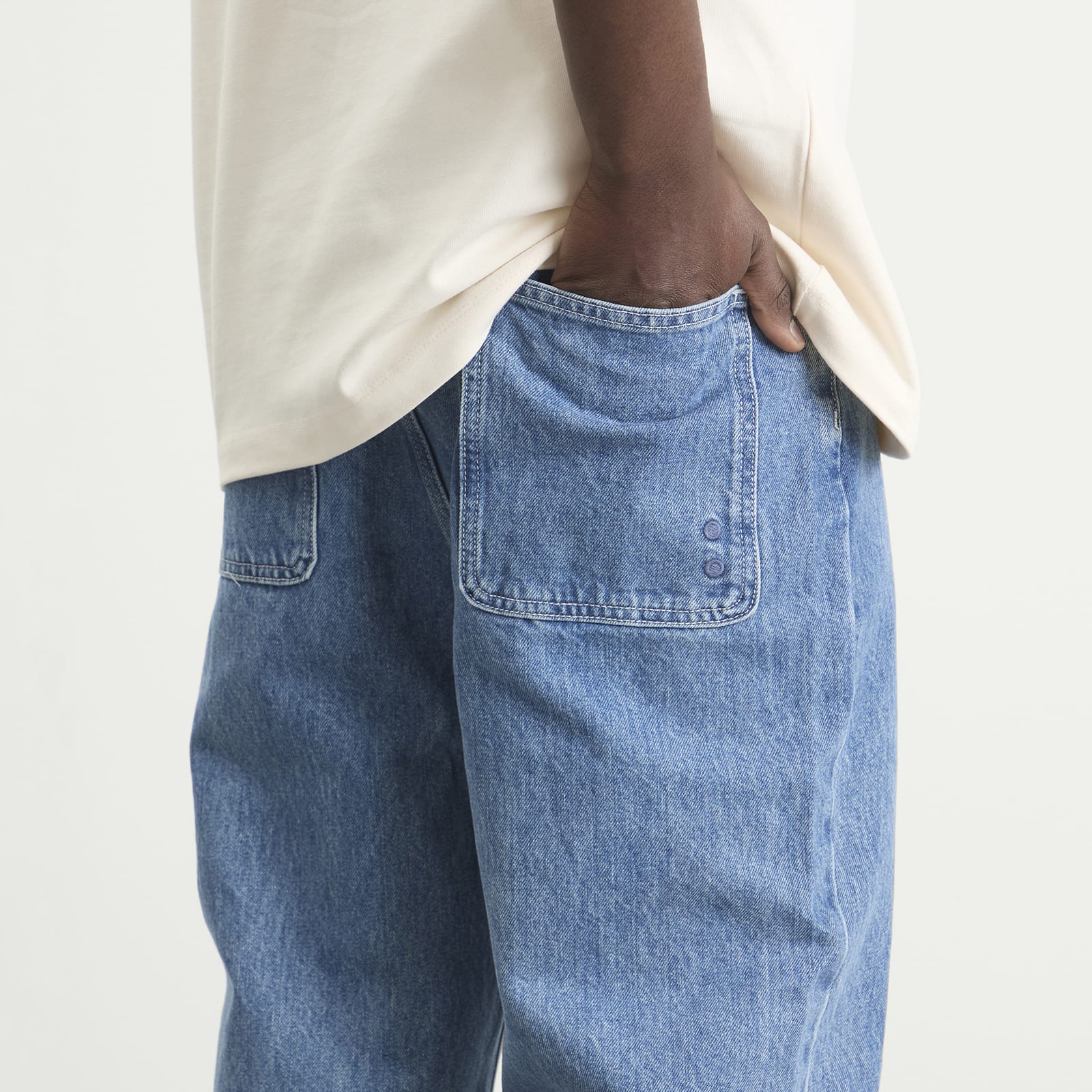 Men's Relaxed Denim Jean in Mid Wash