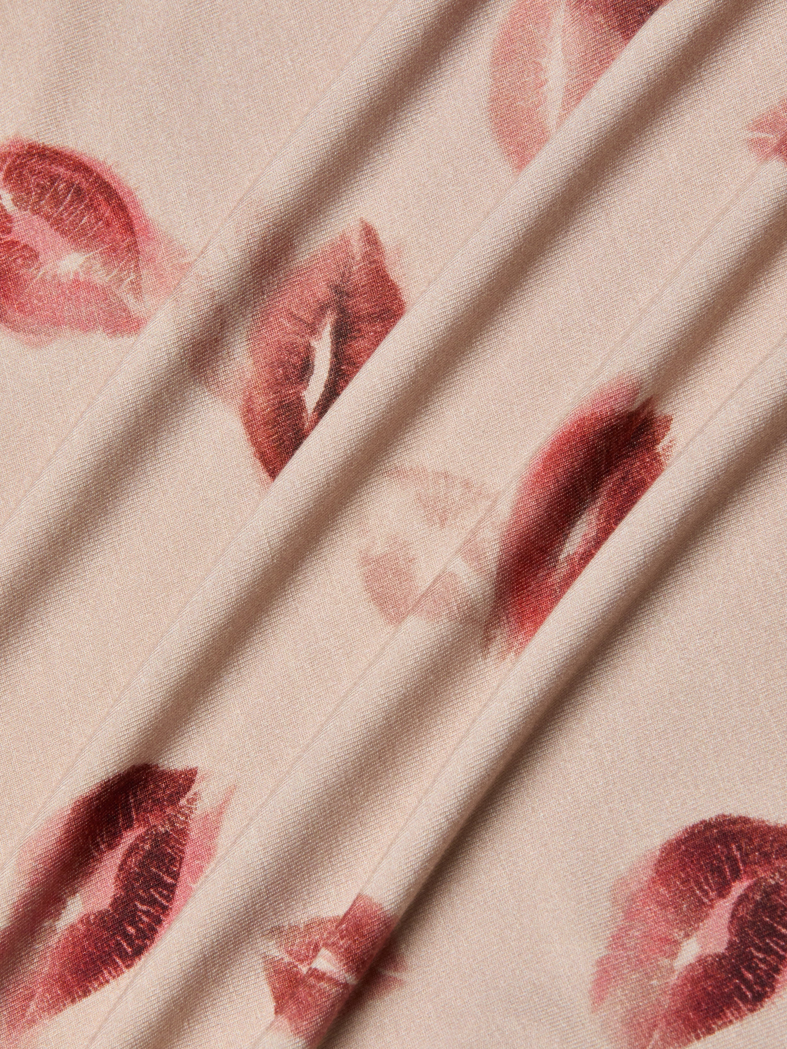 Ressi Fitted T-Shirt In Taupe/dark Red Faded Kiss