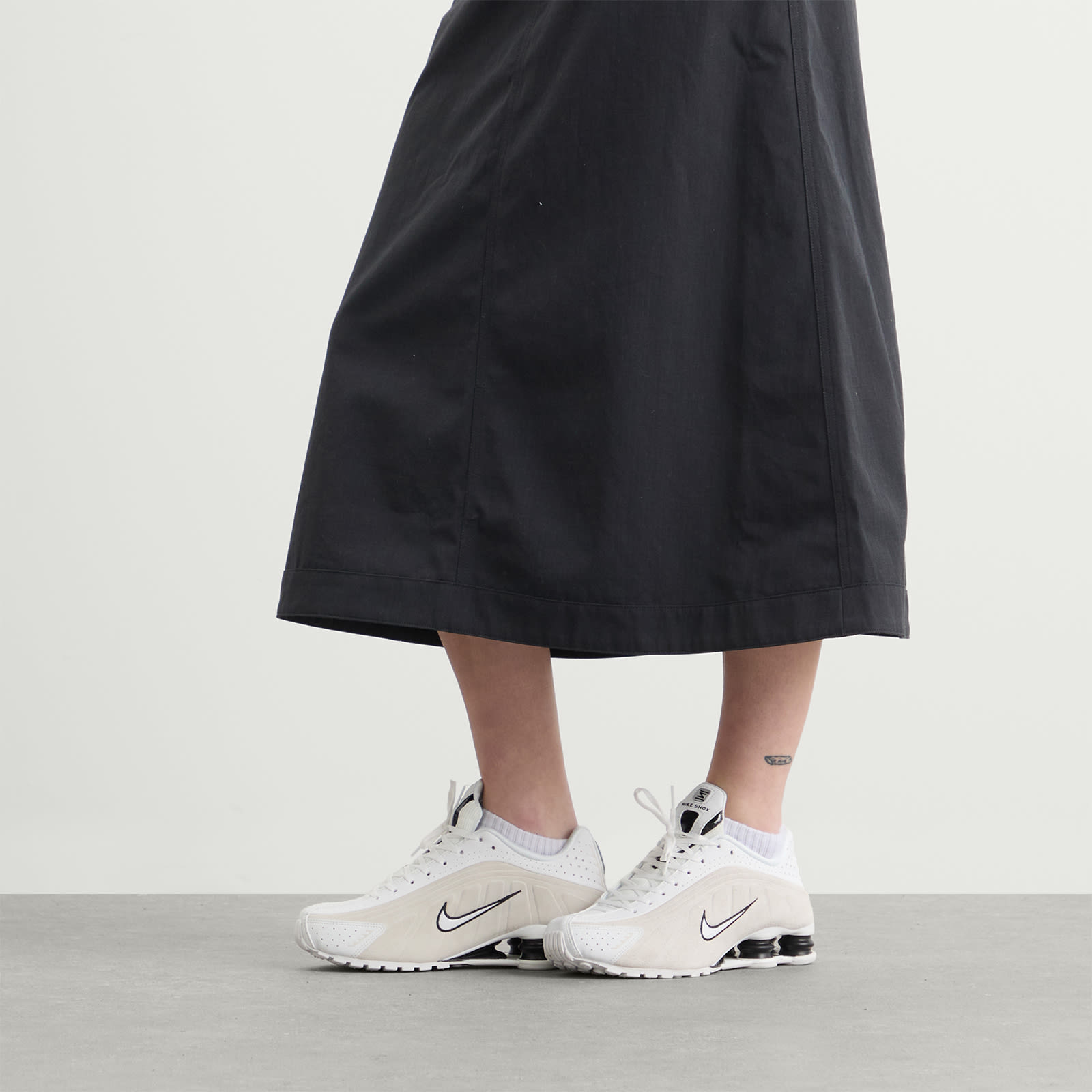 Nike Shox R4 Se Sneaker in Beige. -  9.5 also in 10, 10.5, 11, 5.5, 6, 6.5, 7, 7.5, 8, 8