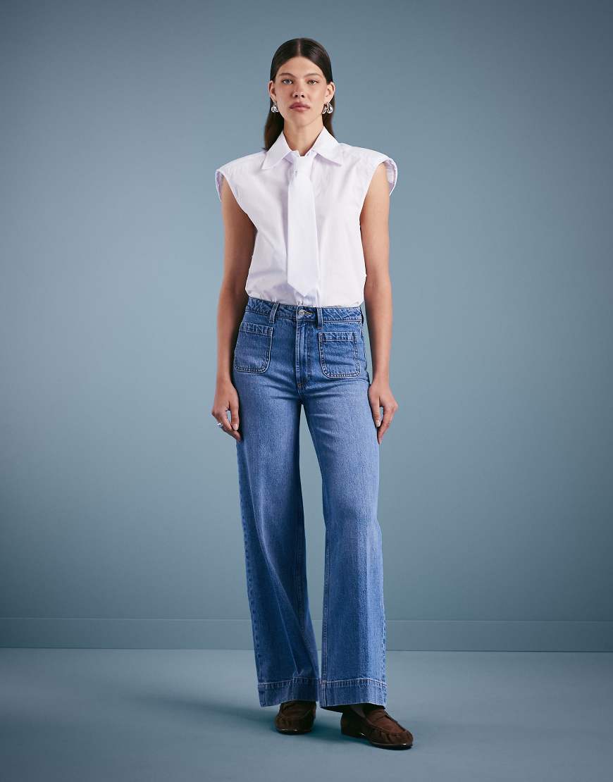 Clean wide leg jeans with front pockets in mid blue