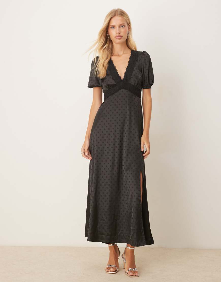 Polka dot short sleeve v neck midaxi dress in black