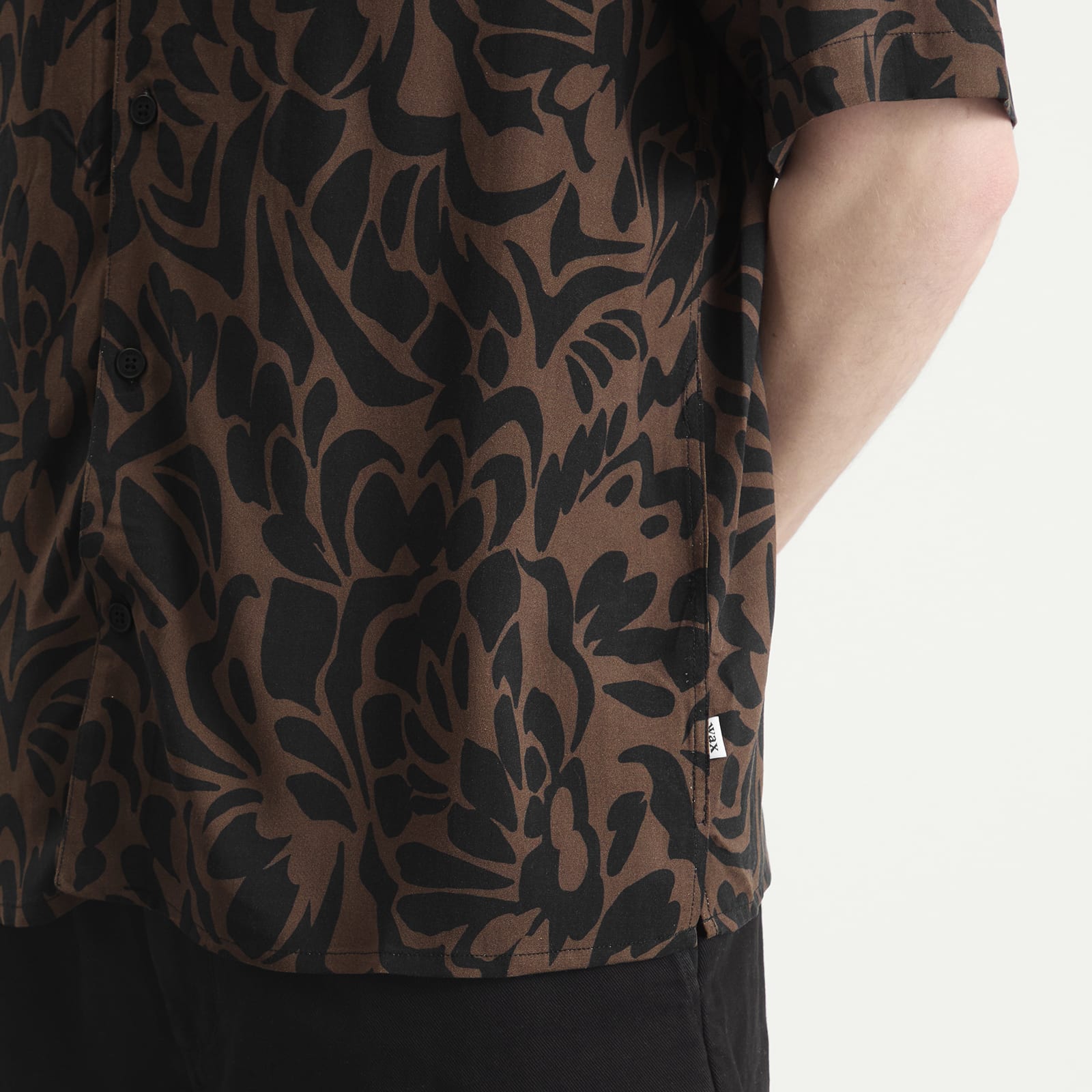 Men's Didcot Two Tone Floral Vacation Shirt in Black/Brown