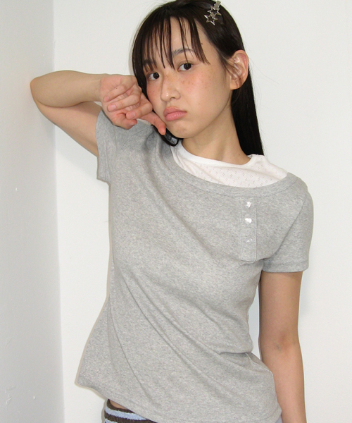 ASYMMETRIC HEART BUTTON LAYERED T SHIRT GREY