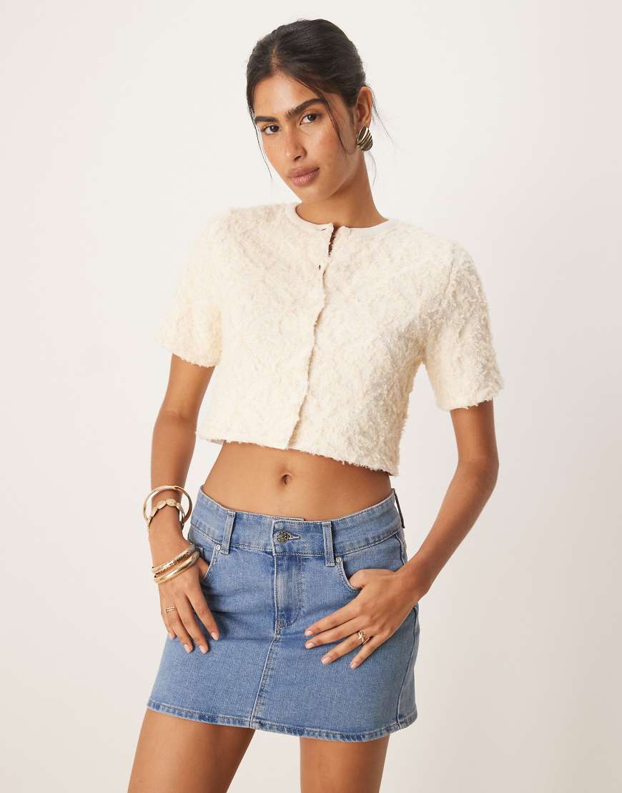 Texture knitted short sleeve cropped cardigan in beige-Neutral