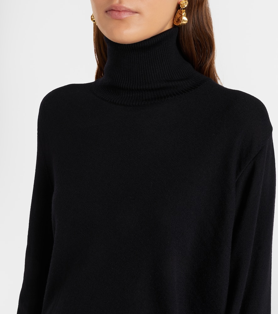 Knitted wool gown