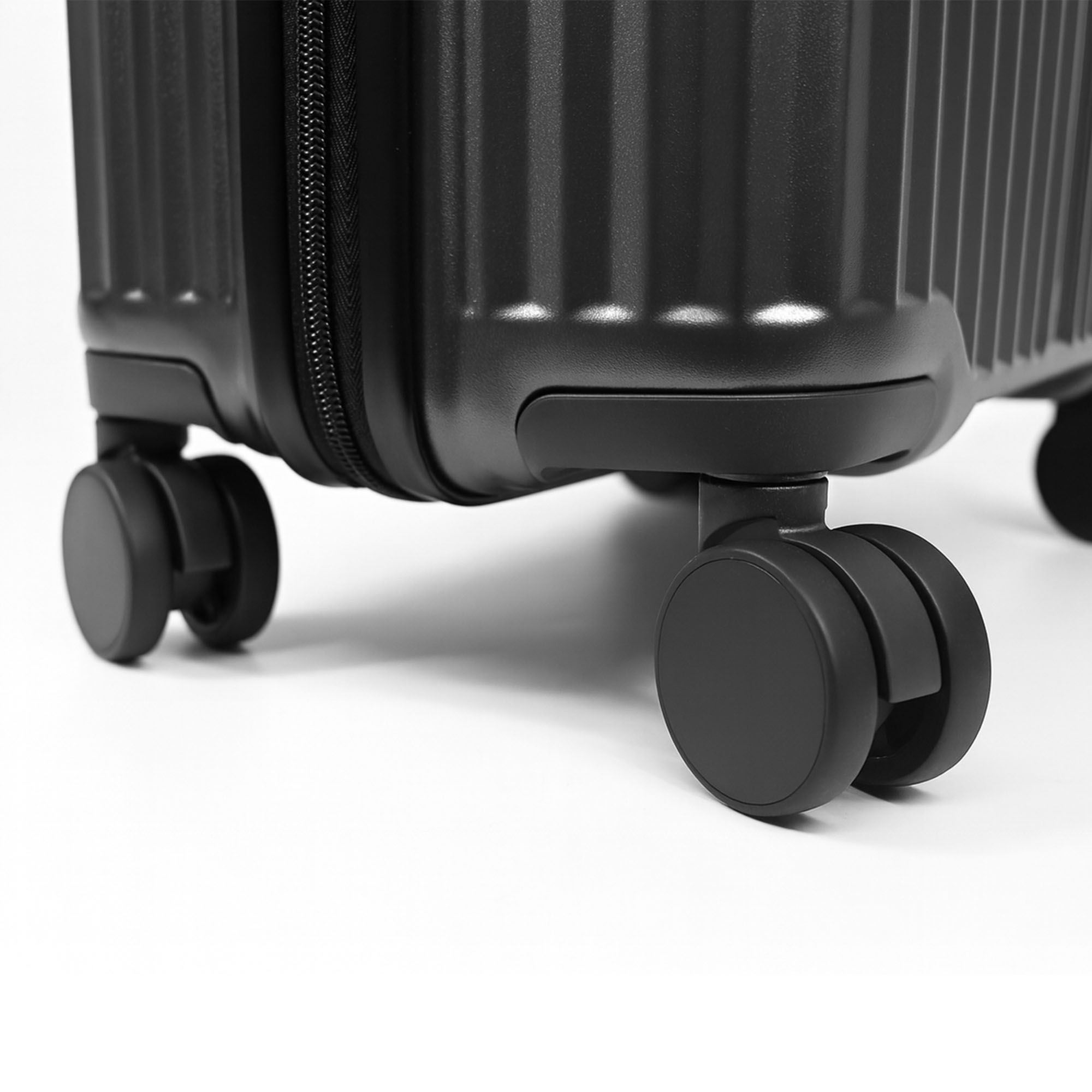 Lugg Air Glide 28" Hard Shell Lightweight Durable Suitcase 76X51X31. In Black