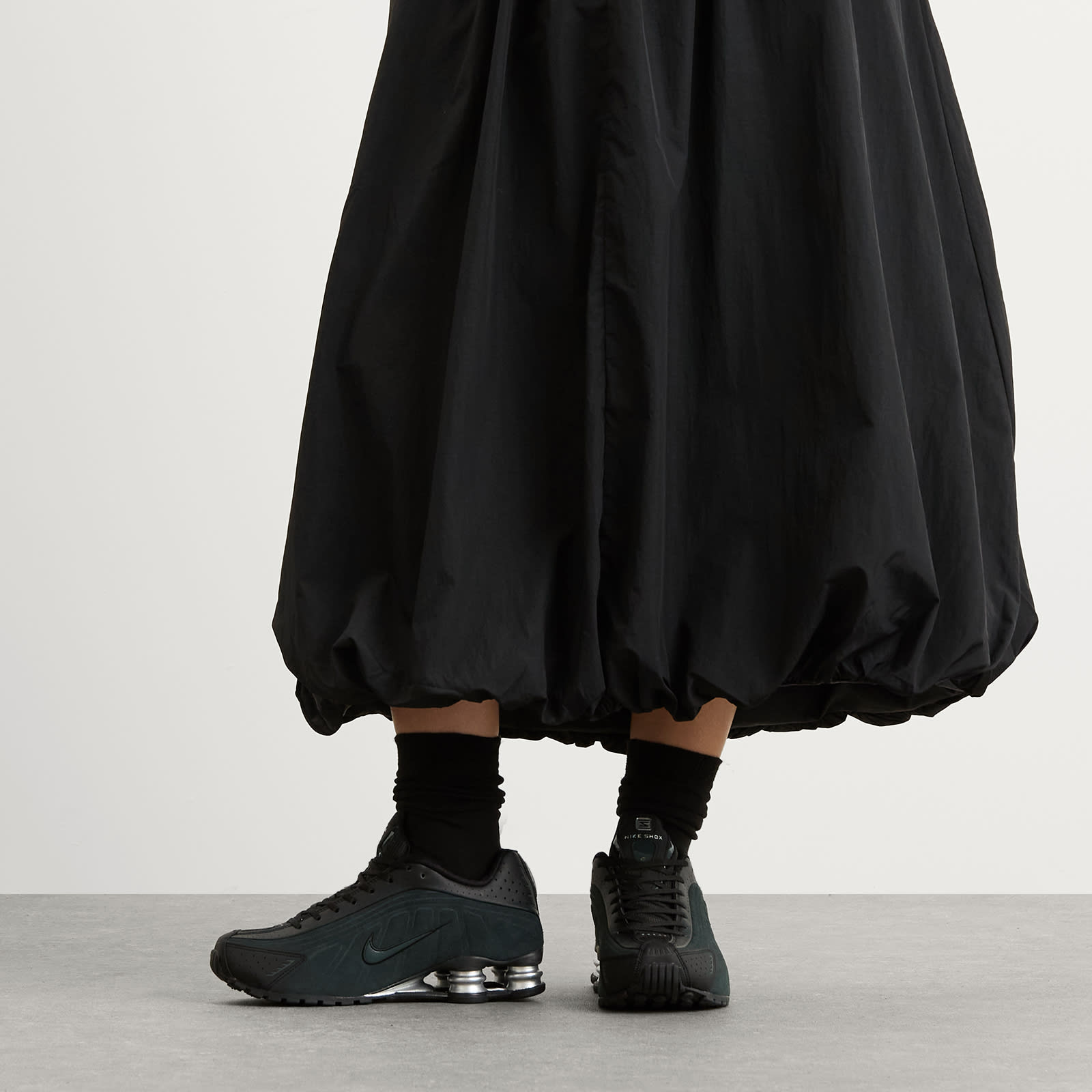 Women's Shox R4 SeSneaker Black/Seaweed/Silver