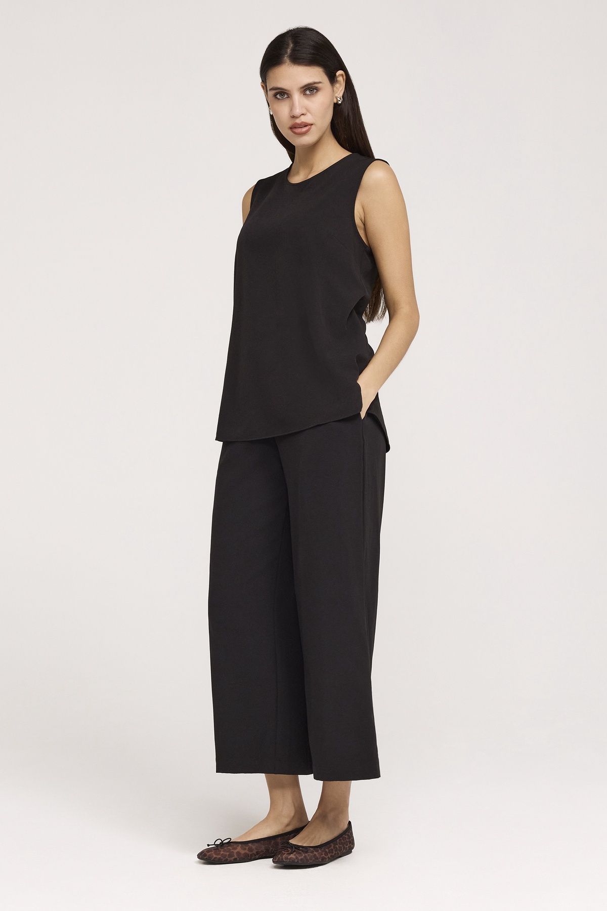 Finery London Women's Vallie Sleeveless Round Neck Vest in Black