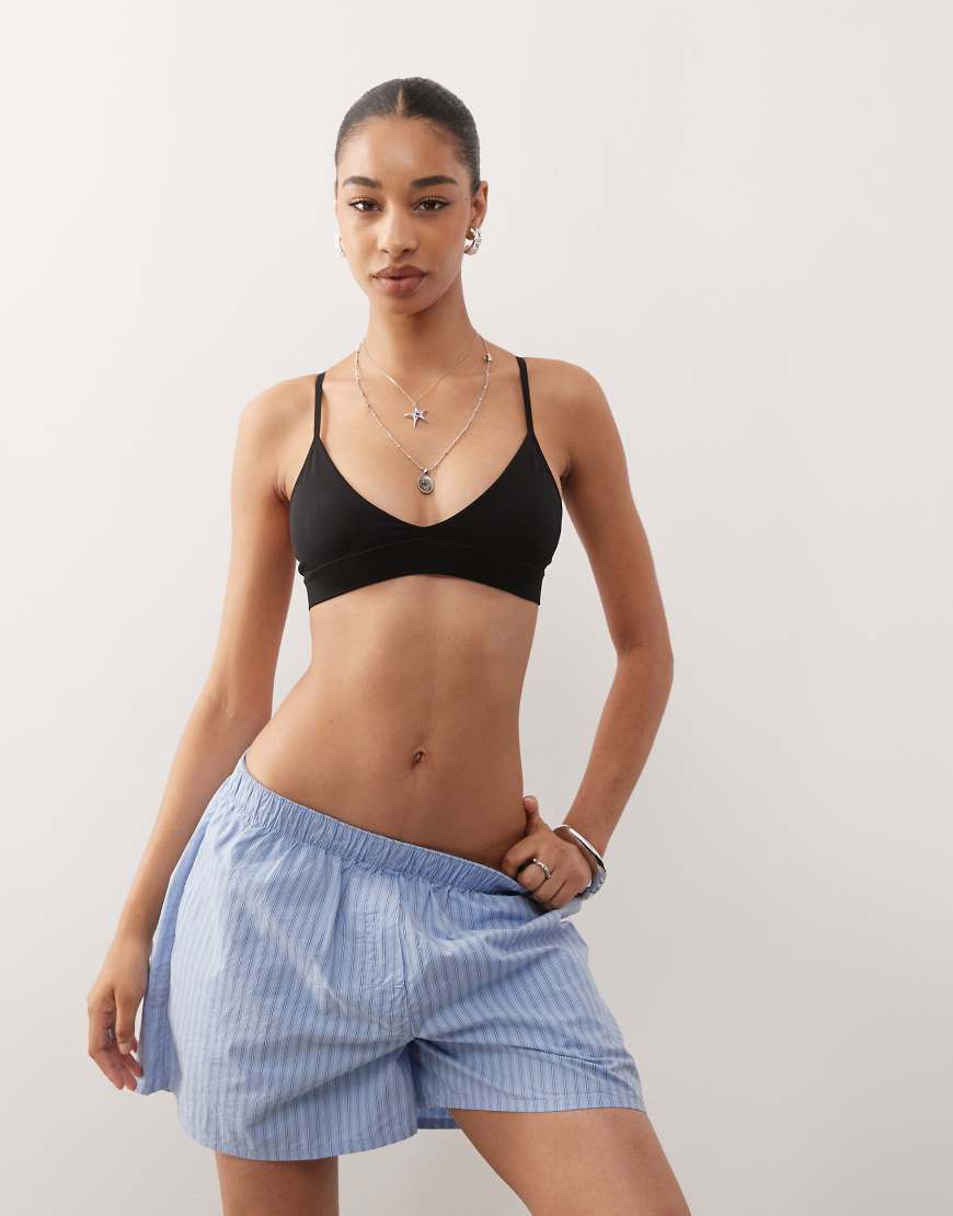 Soft seamless triangle bra in black