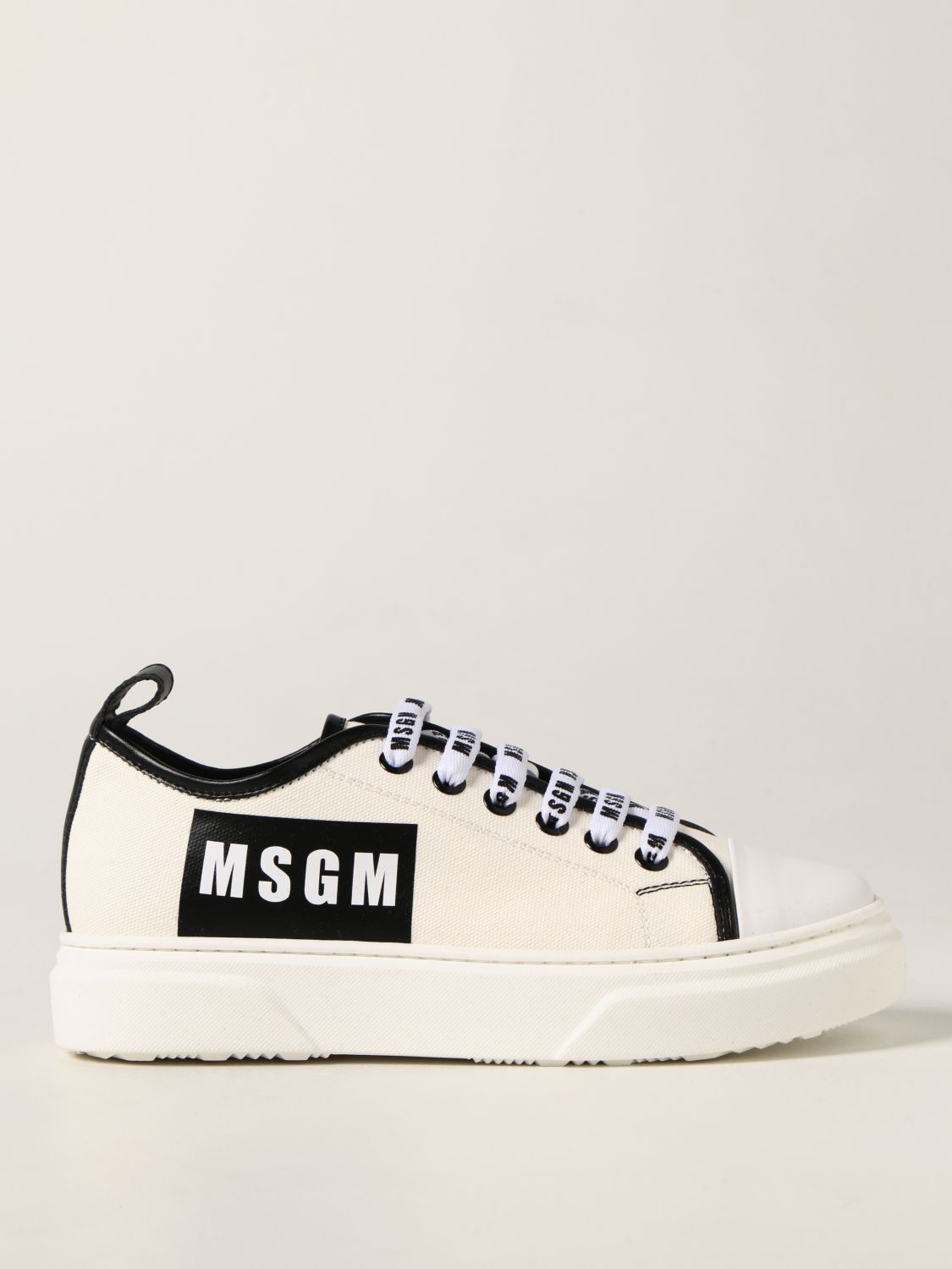 Sneakers in canvas