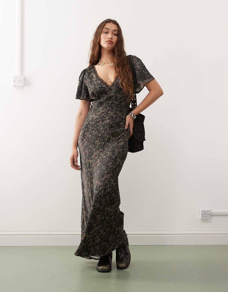 Maxi tea dress with lace trim in dark floral print-Multi