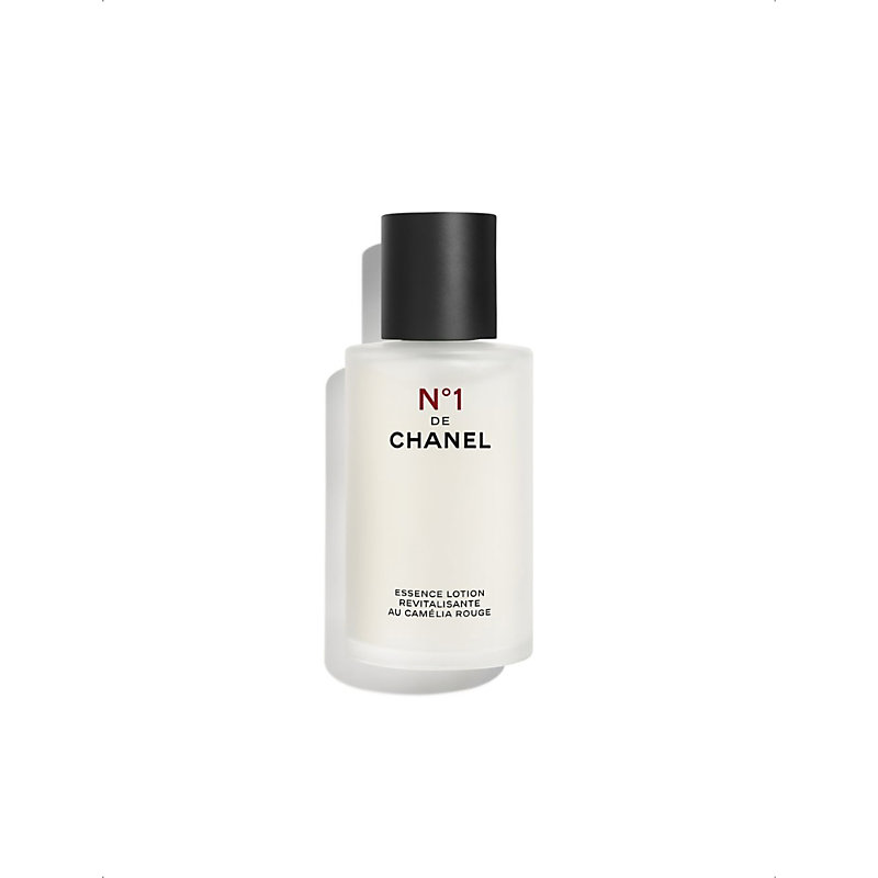 <Strong>N°1 De Revitalizing Essence Lotion</Strong> Plumps