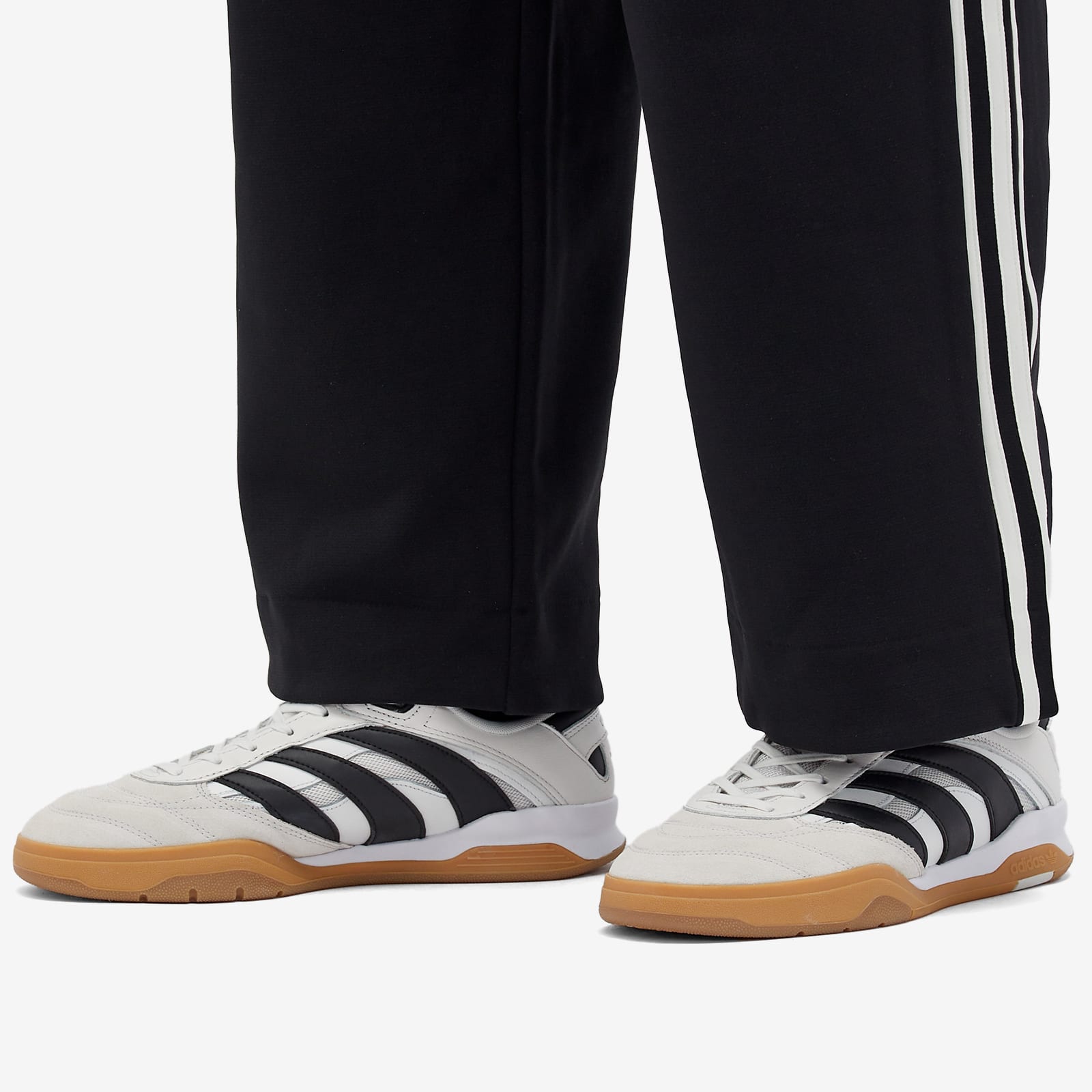 PREDATOR MUNDIAL Sneakers in Crystal White/Core Black/Gum4