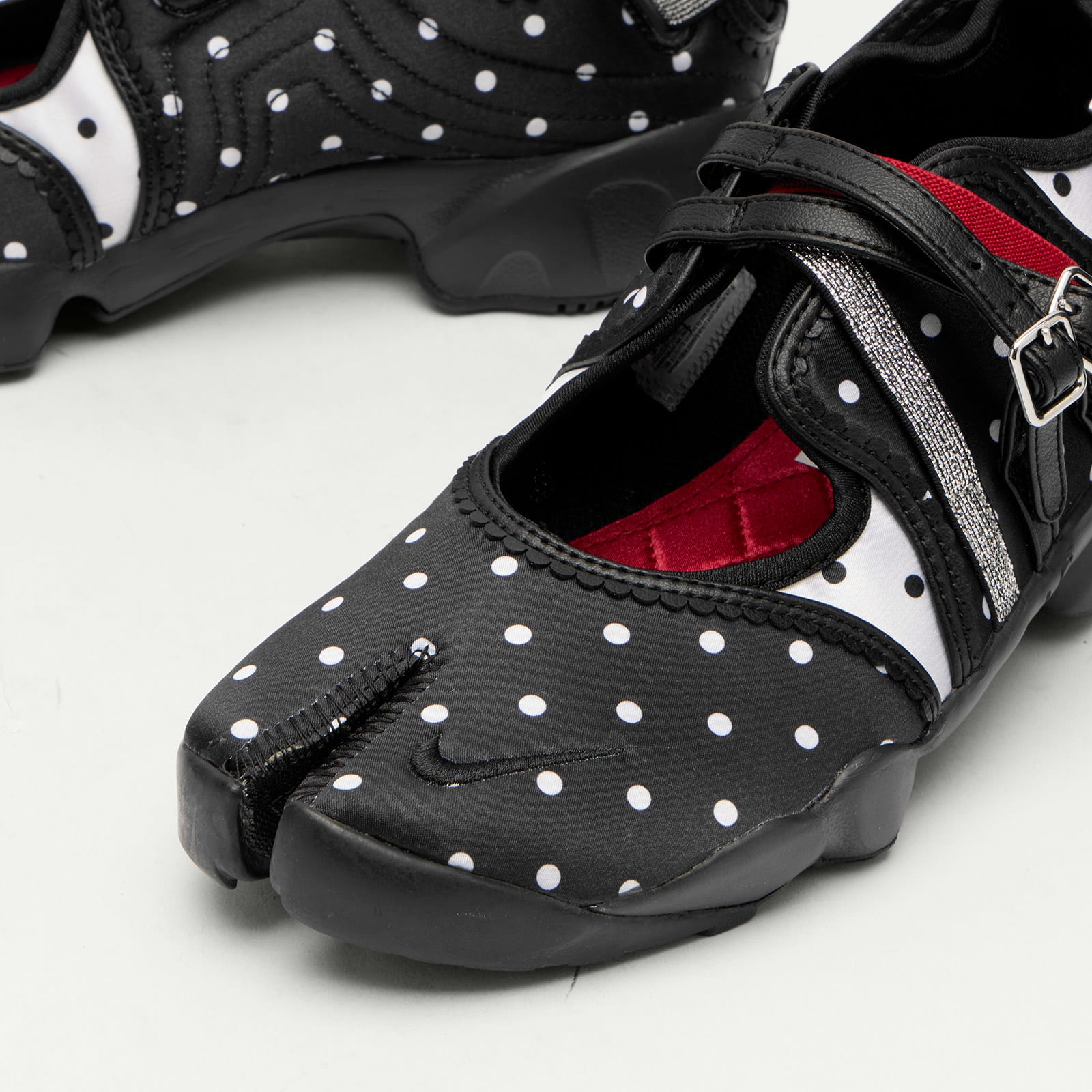 Women's W Air Rift Sneaker in Black/Metallic Silver/University Red