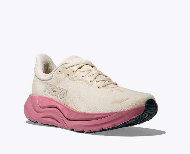 HOKA Women's Arahi 8 Shoes in Alabaster/Lingonberry