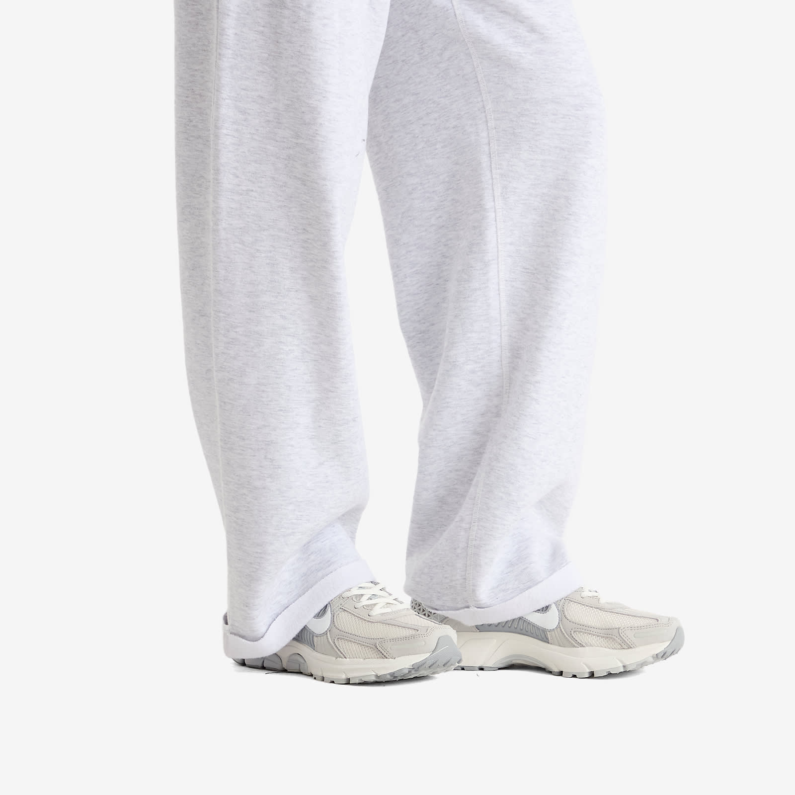 Women's Zoom Vomero 5 Sde W Sneaker in Platinum// Grey