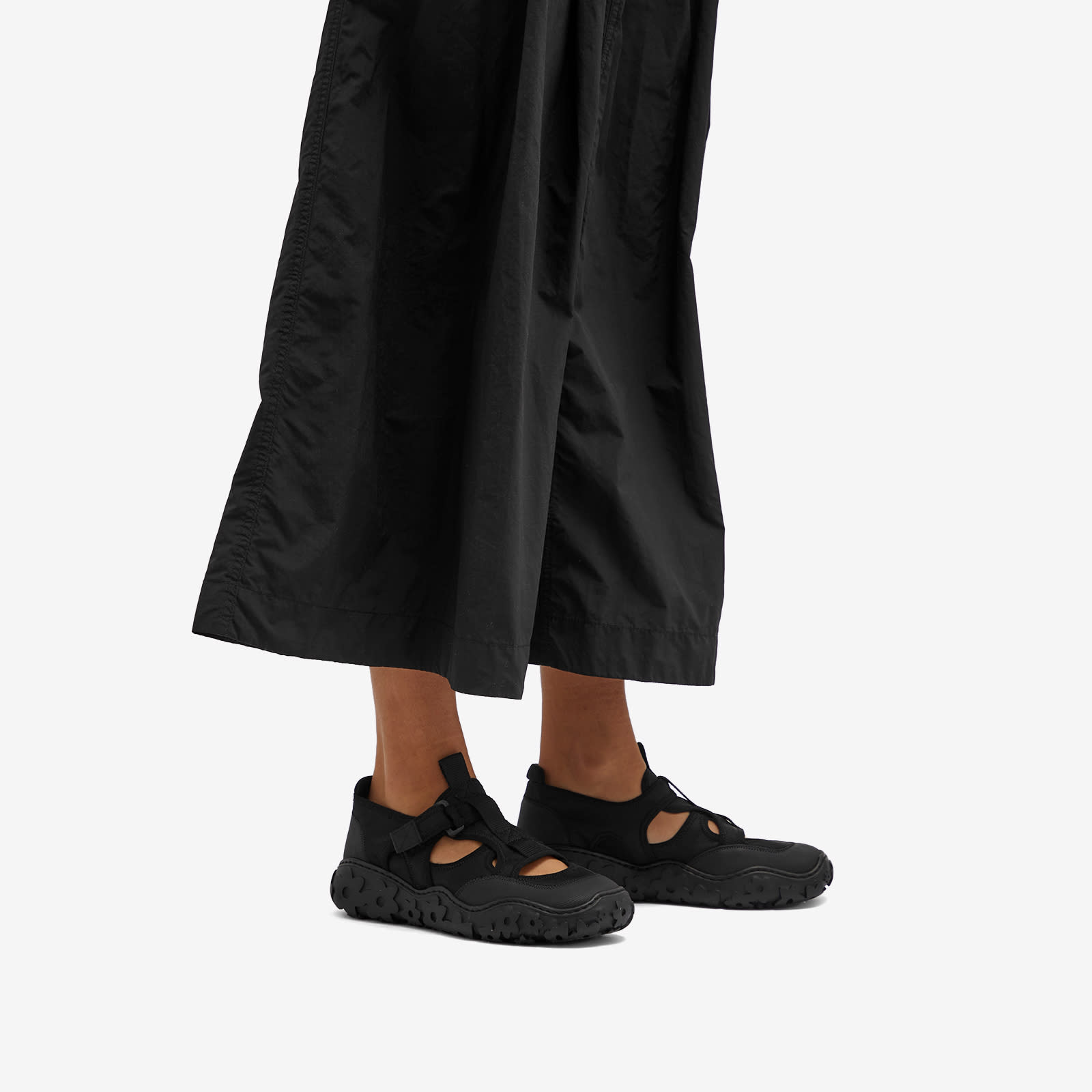Women's Aria Sneaker in Black